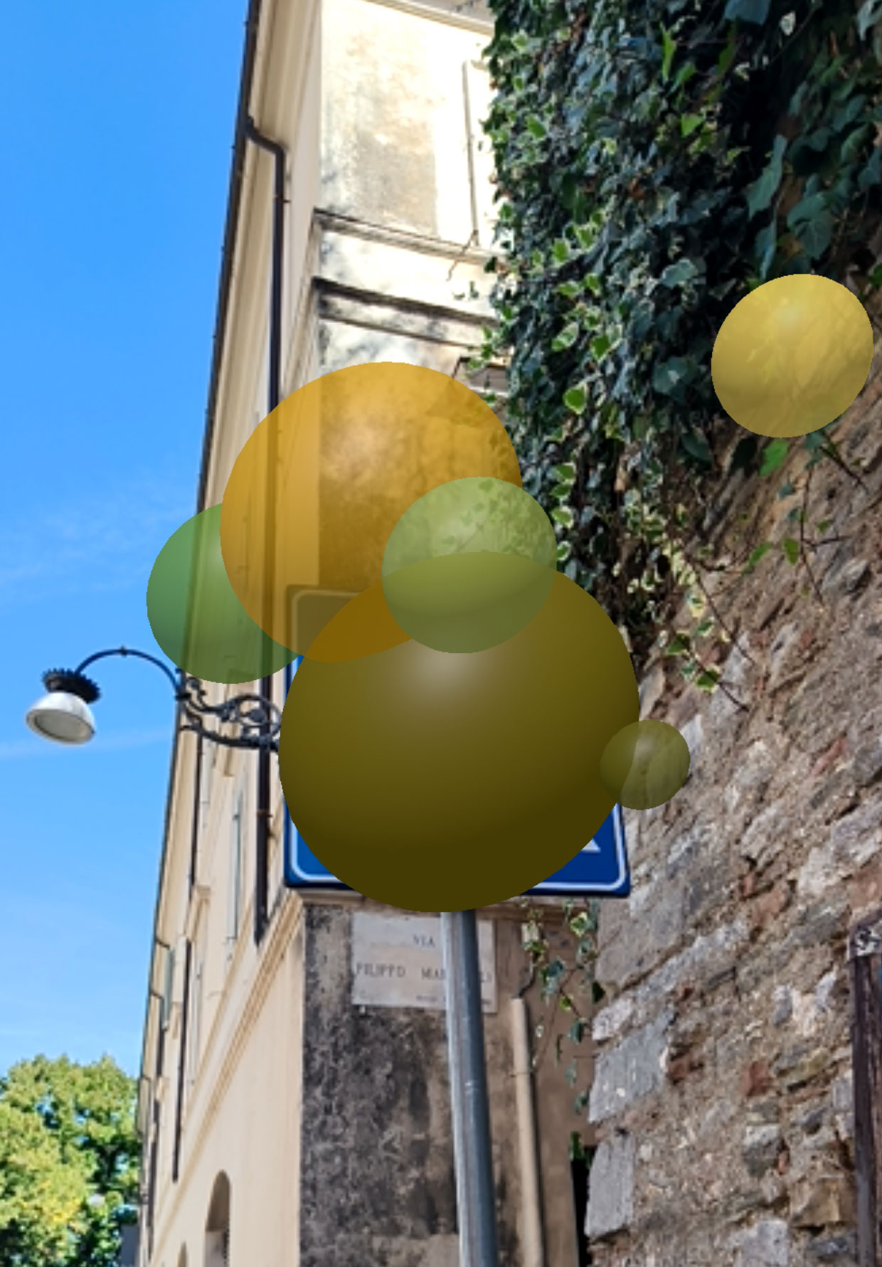 Screenshot di ORB che appare in una via romana con un cartello pedonale
