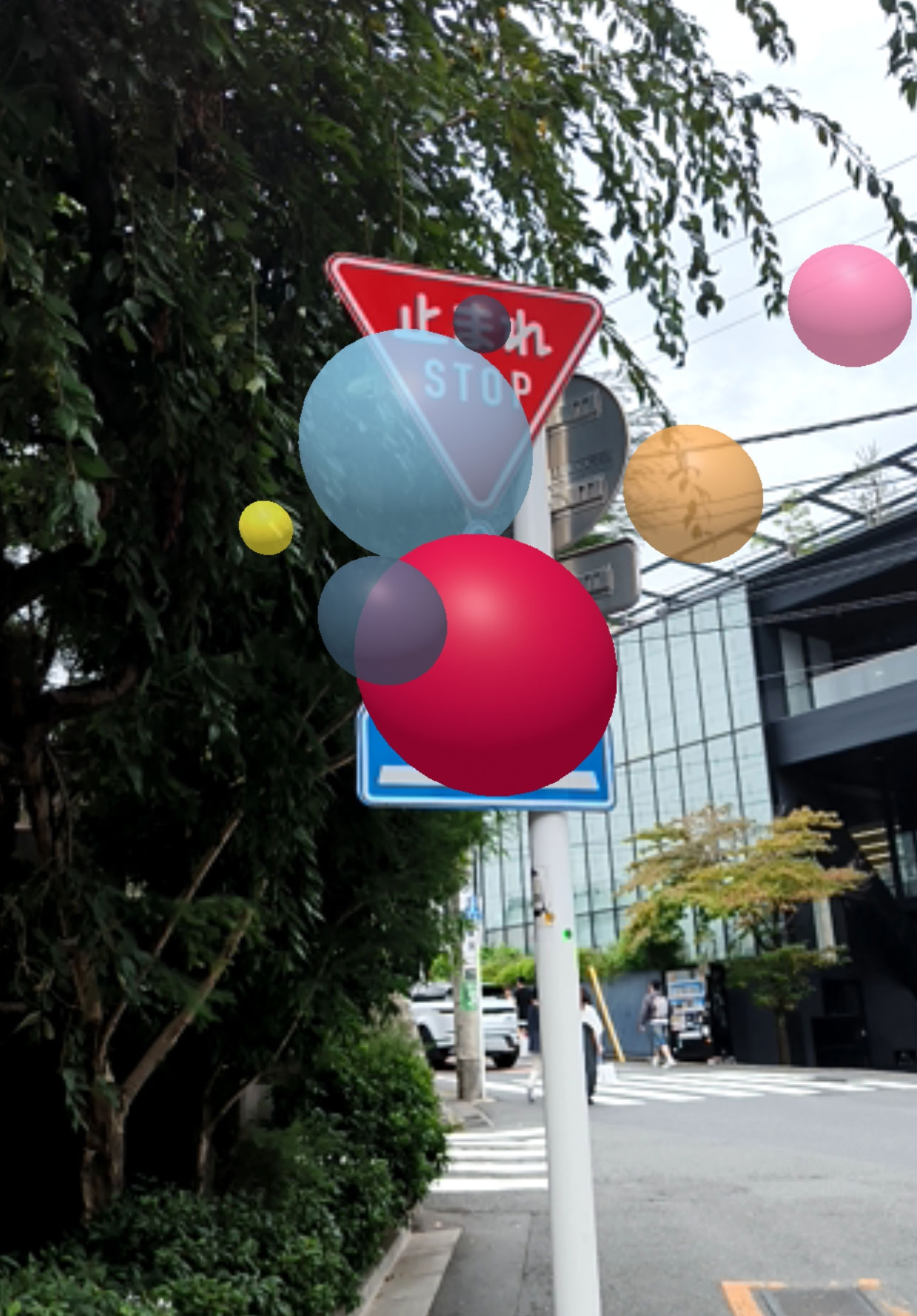 ORB AR彫刻が東京の横断歩道標識の上に浮かぶ